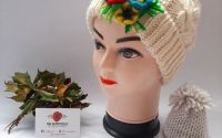 Caciula decorata cu flori impaslite 