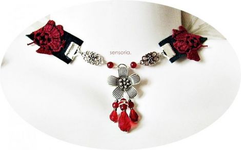 Chocker cu flori dantelate grena si cristale