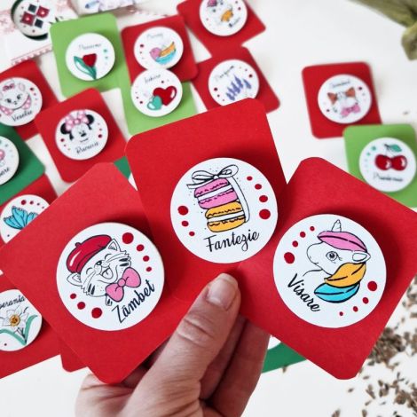 Martisor brosa cu mesaj pictat manual