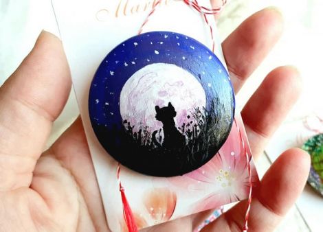 Martisor pictat manual pe lemn Pisica si luna