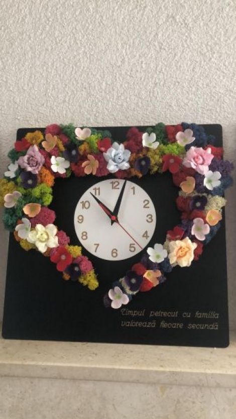 Ceasuri decorate cu licheni