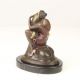 Femeie imbratisand un falus  - statueta bronz