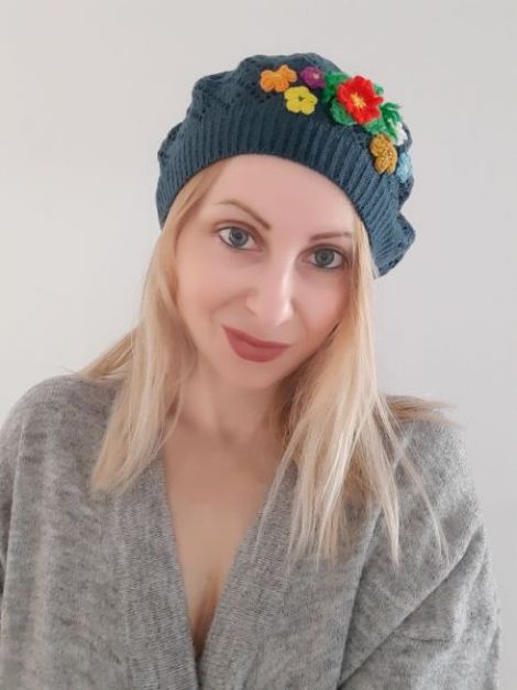 Bereta decorata cu flori crosetate