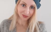 Bereta decorata cu flori crosetate