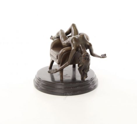 Femeie dezgolita pe fotoliu- statueta erotica
