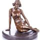 Femeie- statueta erotica pe soclu din marmura 
