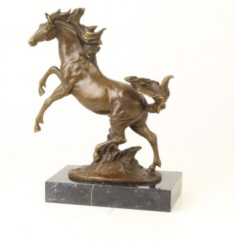 Cal- statueta din bronz pe un soclu din marmura