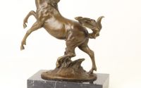 Cal- statueta din bronz pe un soclu din marmura