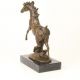 Cal- statueta din bronz pe un soclu din marmura