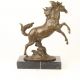 Cal- statueta din bronz pe un soclu din marmura