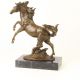 Cal- statueta din bronz pe un soclu din marmura