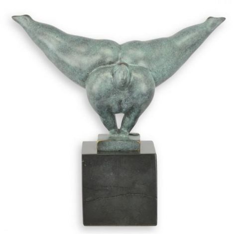 Gimnasta-statueta din bronz pe un soclu marmura