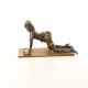 Femeie spaland podele- statueta din bronz pictat 