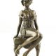 Femeie pe scaunel - statueta semierotica 