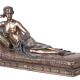 Statueta cu o femeie sezand din rasini 