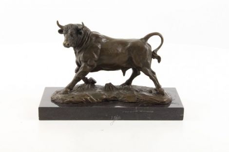Taur-statueta din bronz cu un soclu din marmura