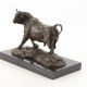 Taur-statueta din bronz cu un soclu din marmura