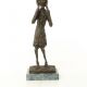 Tipatul-statueta din bronz pe un soclu din marmura
