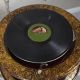 Gramofon rotund cu decoratiuni metalice aurii