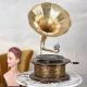 Gramofon rotund cu decoratiuni metalice aurii
