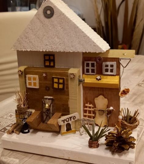 Casuta de lemn decorativa