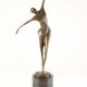 Barbat dansand-statueta moderna din bronz