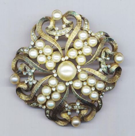 Brosa Vintage cu Perle - Comori din Trecut 