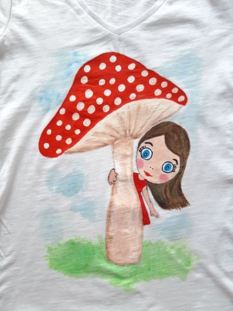 tricou pictat manual " FETITA SI CIUPERCUTA "