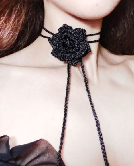 Accesoriu crosetat manual. Chocker negru