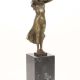 Doamna de aur-statueta din bronz pe soclu marmura