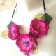 Colier buchet de flori ciclam in V