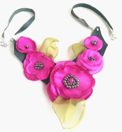 Colier buchet de flori ciclam