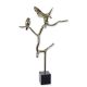 Doua pasarele pe o ramura-statueta din aluminiu