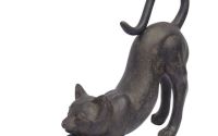 Pisica intinzandu-se-statueta din rasini