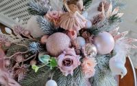 Deco Craciun suport lemn alb- fetita roz ceramica