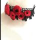 Chocker dantela neagra si buchet de maci rosii