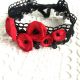 Chocker dantela neagra si buchet de maci rosii