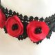 Chocker dantela neagra si trei maci rosii