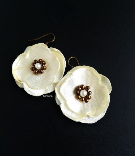 cercei cu flori delicate ivorii crem