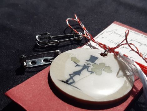 Martisor pictat si cu trifoi natural inserat