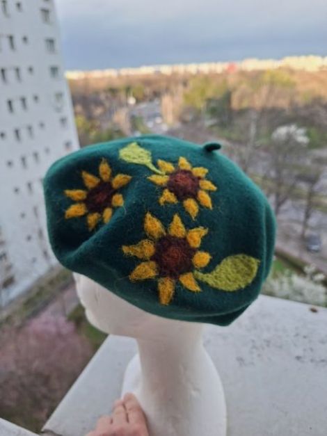 Bereta impaslita cu floarea soarelui