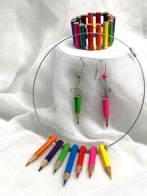 Set bijuterii handmade din creioane colorate