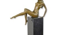 Nud intins-statueta din bronz cu un soclu marmura