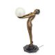 Femeie cu glob de sticla-lampa din bronz