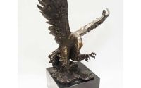 Vultur in zbor-statueta din bronz cu un soclu din 