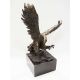 Vultur in zbor-statueta din bronz cu un soclu din 