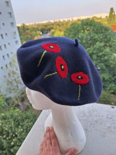 Bereta bleumarin cu maci