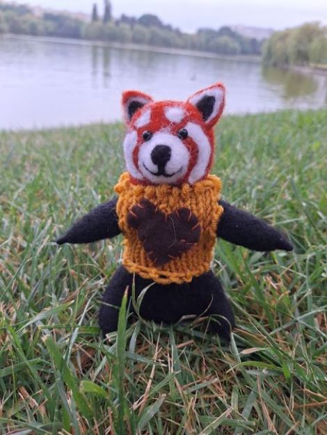 Panda rosu din lana impaslita