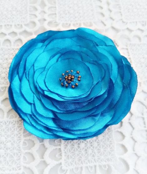brosa floare albastru ceruleum satinat cu cristale