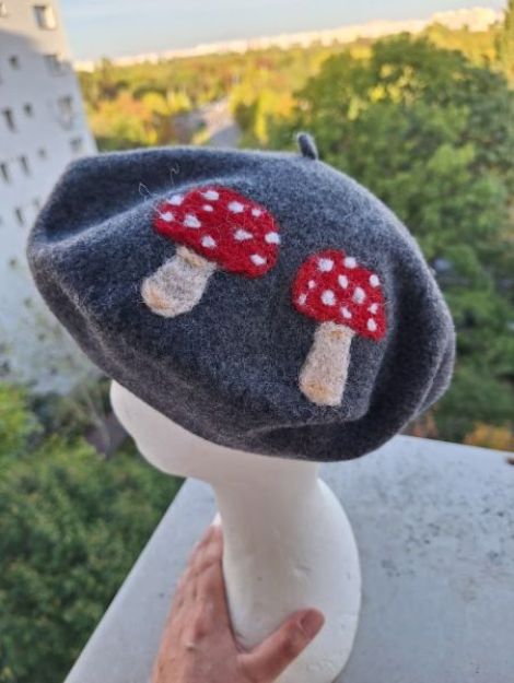 Bereta din lana gri cu ciupercute